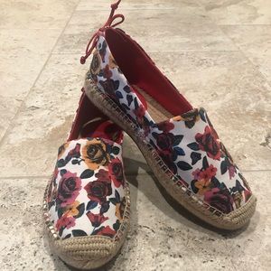 LACE BACK ESPADRILLES